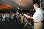Curitiba-19-03-06- O governador Roberto Requi�o foi aplaudido pelo p�blico presente ao coquetel de abertura da 8� Confer�ncia das Partes sobre Biodiversidade (COP8), realizado no �ltimo domingo (19), no Jardim Bot�nico de Curitiba. Foto-Roberto Corradini-SECS 